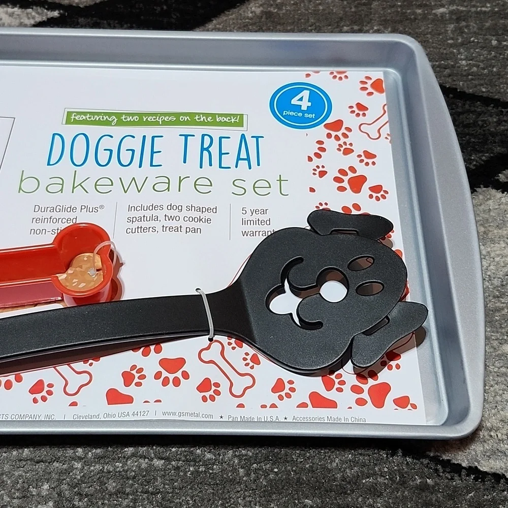 DOGGIE TREAT NON-STICK PAN DOG SHAPED SPATULA TWO COOKIE CUTTERS BAKEWARE SET